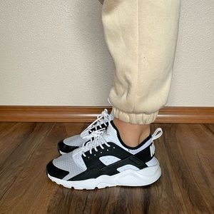 LIKE NEW women’s Nike huarache